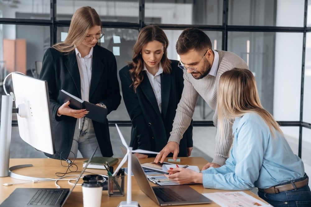 business people working together shutterstock_2580408513